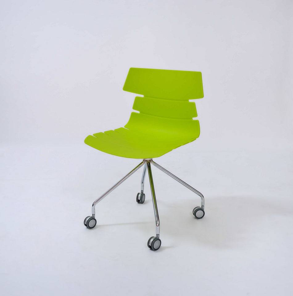 כסא אורח עם גלגלים 2268788 | המבורגר ברוס