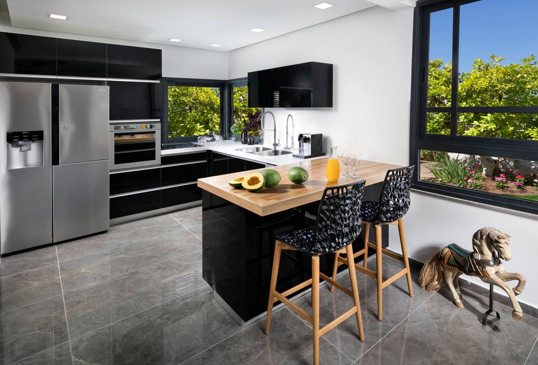 כיסא בר רגלי עץ מושב פלסטיק(פוליקרבונט)עכביש 34475 | המבורגר ברוס