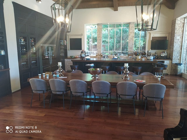 שולחן לפינת אוכל + 12 כיסאות מרופדים: שולחנות אוכל | המבורגר ברוס