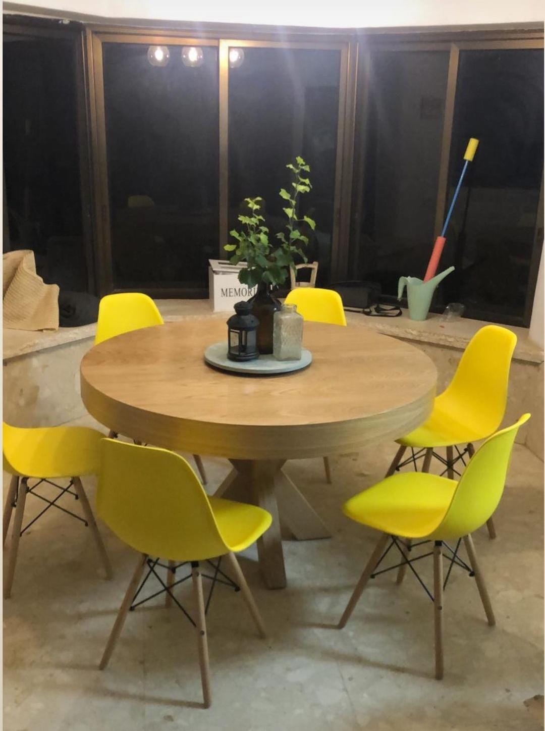 שולחן נפתח קוטר 130 + 4  כיסאות מסילות גרמניות