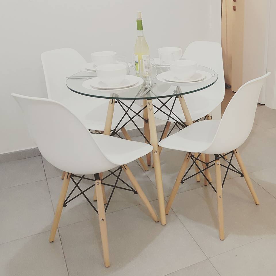 שולחן לפינת אוכל פלטה זכוכית רגלי עץ 132645 | המבורגר ברוס