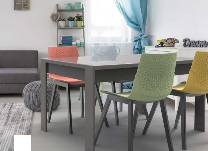 כיסא לפינת אוכל מפלסטיק עם רגל ברזל יציב נוח ואיחותי 7121 | המבורגר ברוס