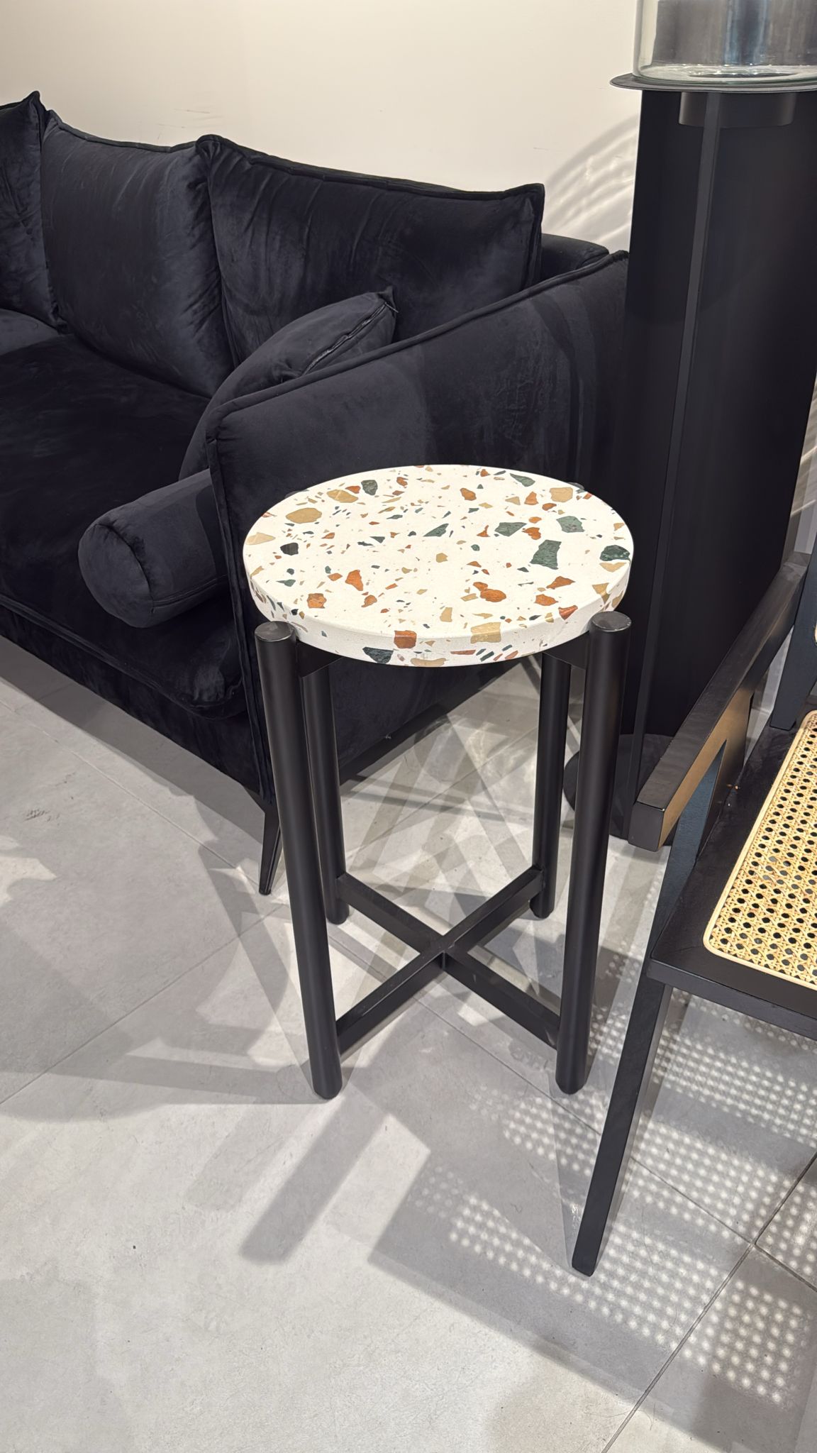 שולחן צד שיש מתצוגה | המבורגר ברוס