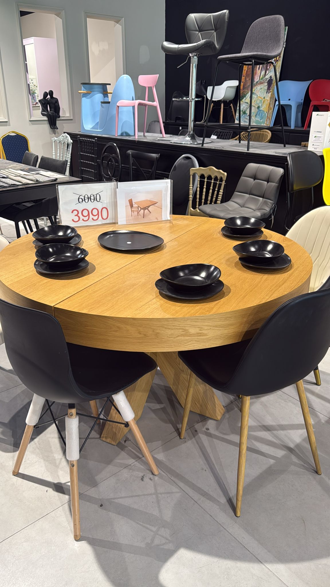 שולחן עגול 1.3 נפתח מתצוגה | המבורגר ברוס