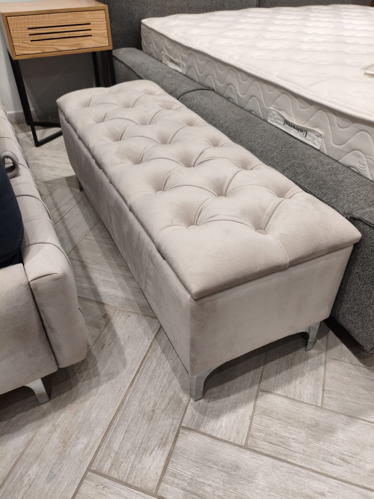 הדום עם ארגז מתצוגה | המבורגר ברוס