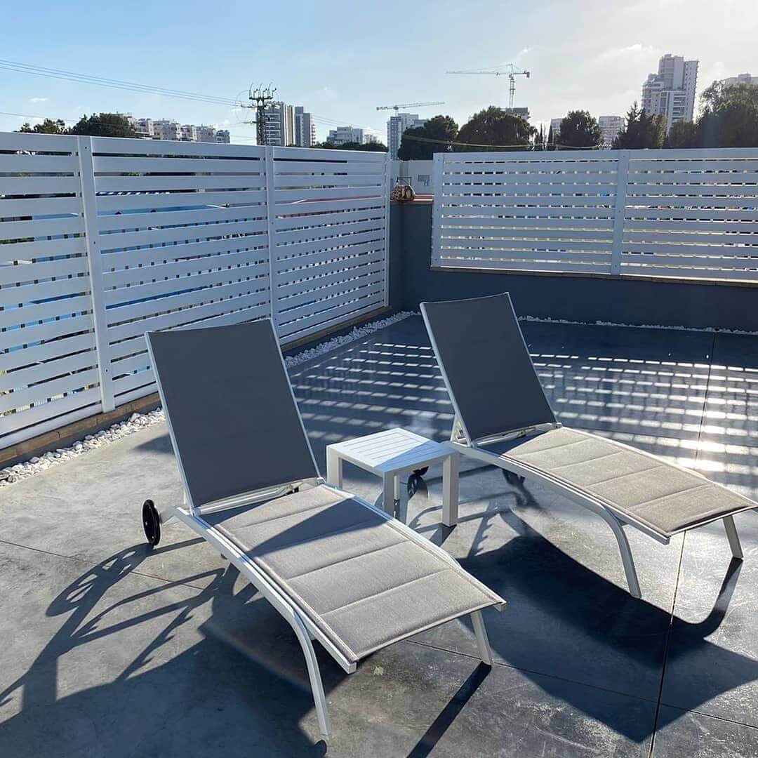 1415 מיטת שיזוף עם גלגלים