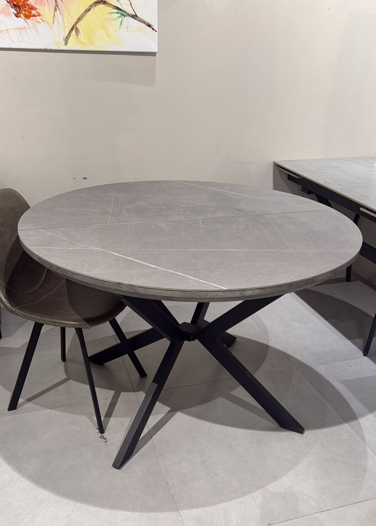 שולחן עגול 1.2 נפתח מתצוגה | המבורגר ברוס