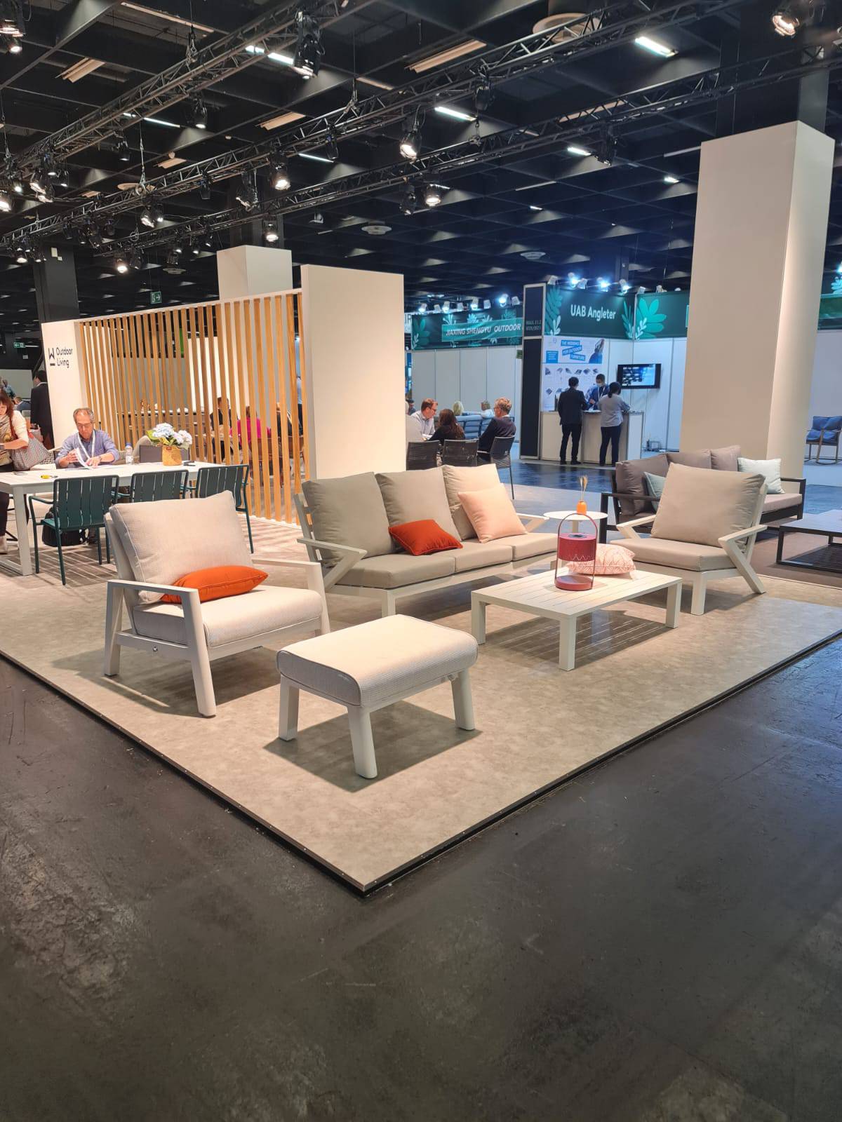 מערכת ישיבה 3 חלקים אלומיניום בצבע לבן | המבורגר ברוס