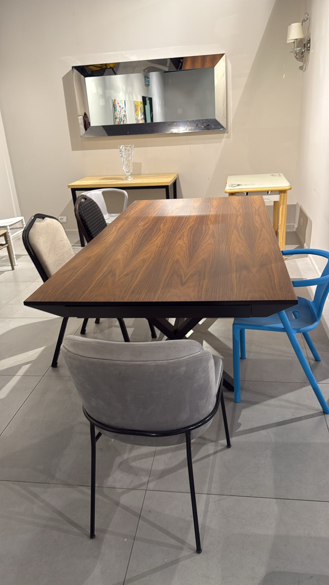 שולחן אורך 2.2 נפתח ל-4.2 מתצוגה | המבורגר ברוס