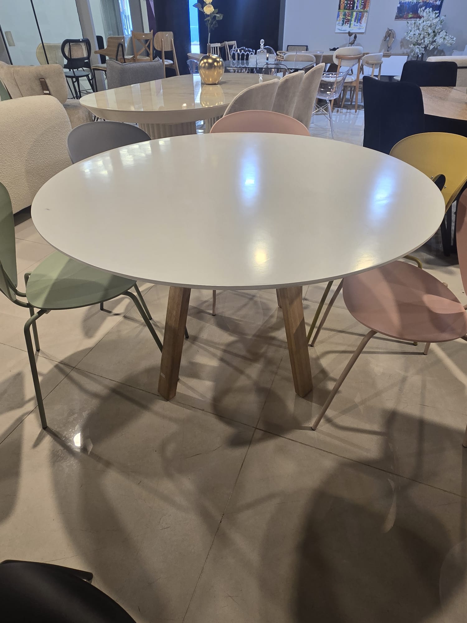 שולחן עגול לבן 120 מתצוגה | המבורגר ברוס