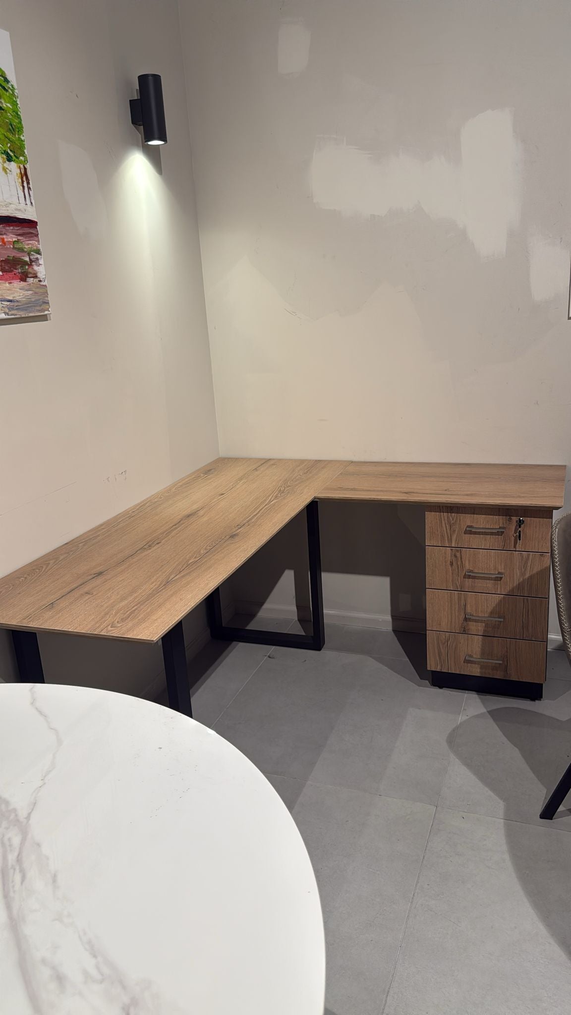 שולחן משרדי מתצוגה | המבורגר ברוס