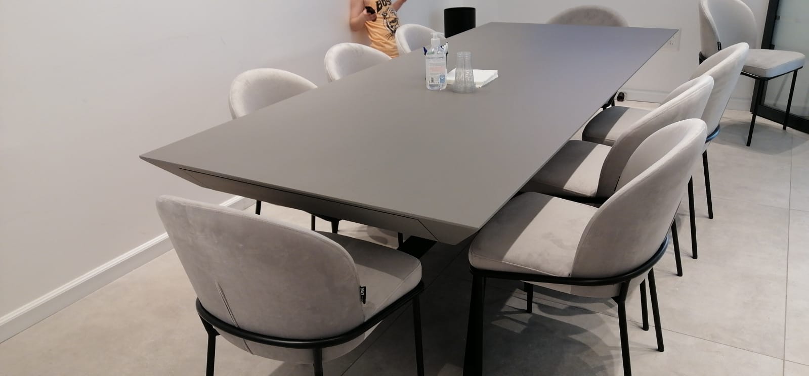 שולחן דמוי בטון נפתח | המבורגר ברוס