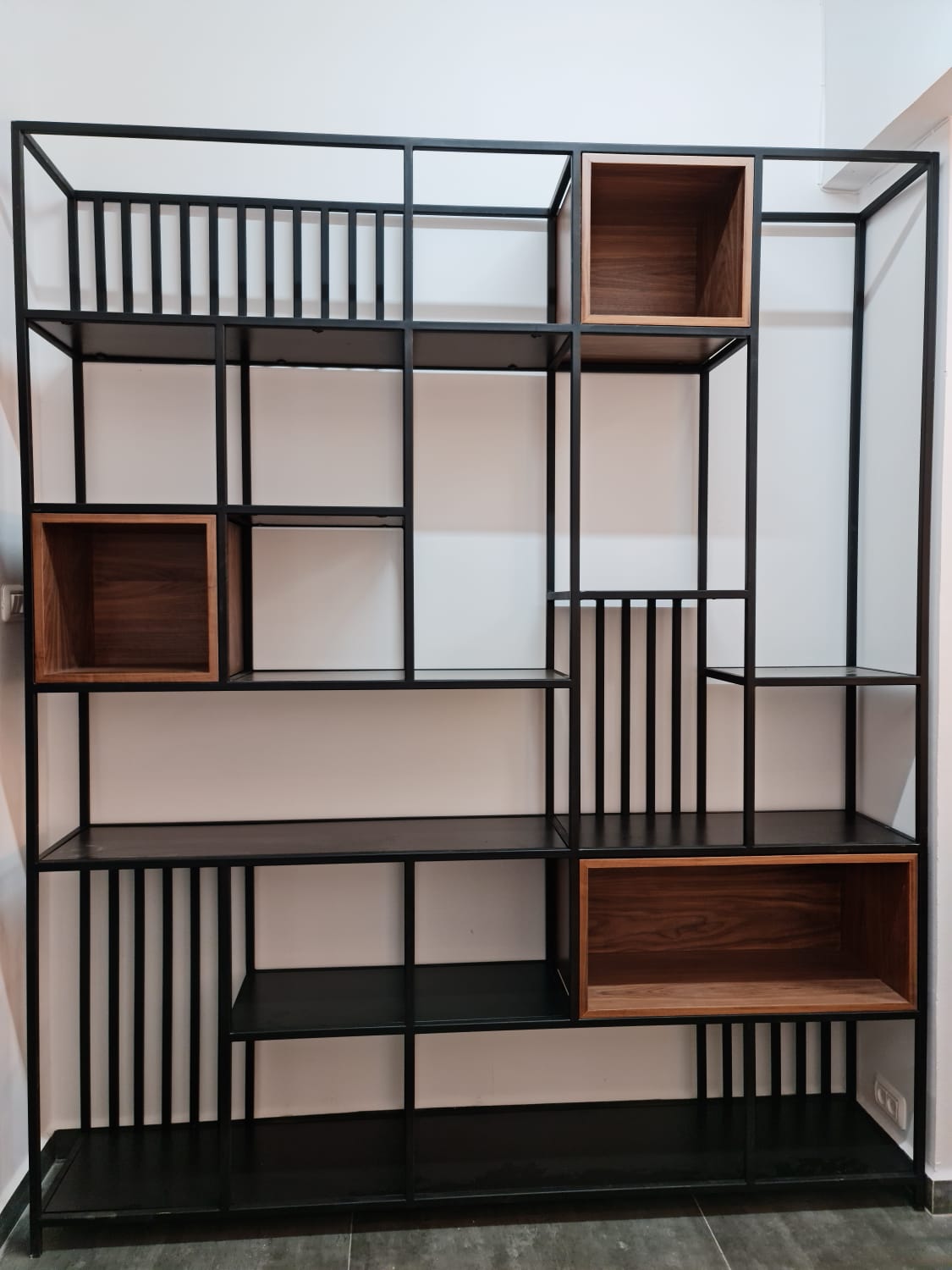 כוננית מדפים פלטינום שילוב מתכת ועץ | המבורגר ברוס