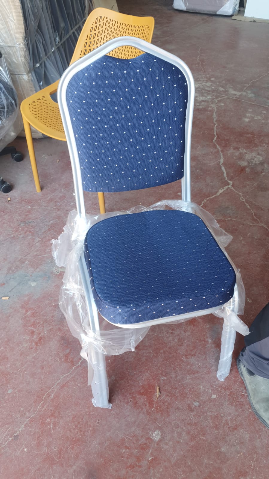 כסא אולמות אירועים שלד מתכת כסוף ריפוד כחול | המבורגר ברוס