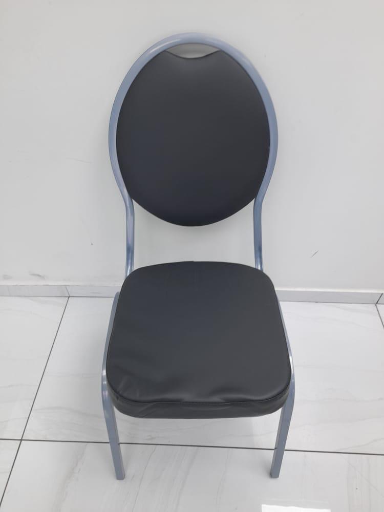 כסא אולמות אירועים גב עגול דמוי עור שחור | המבורגר ברוס