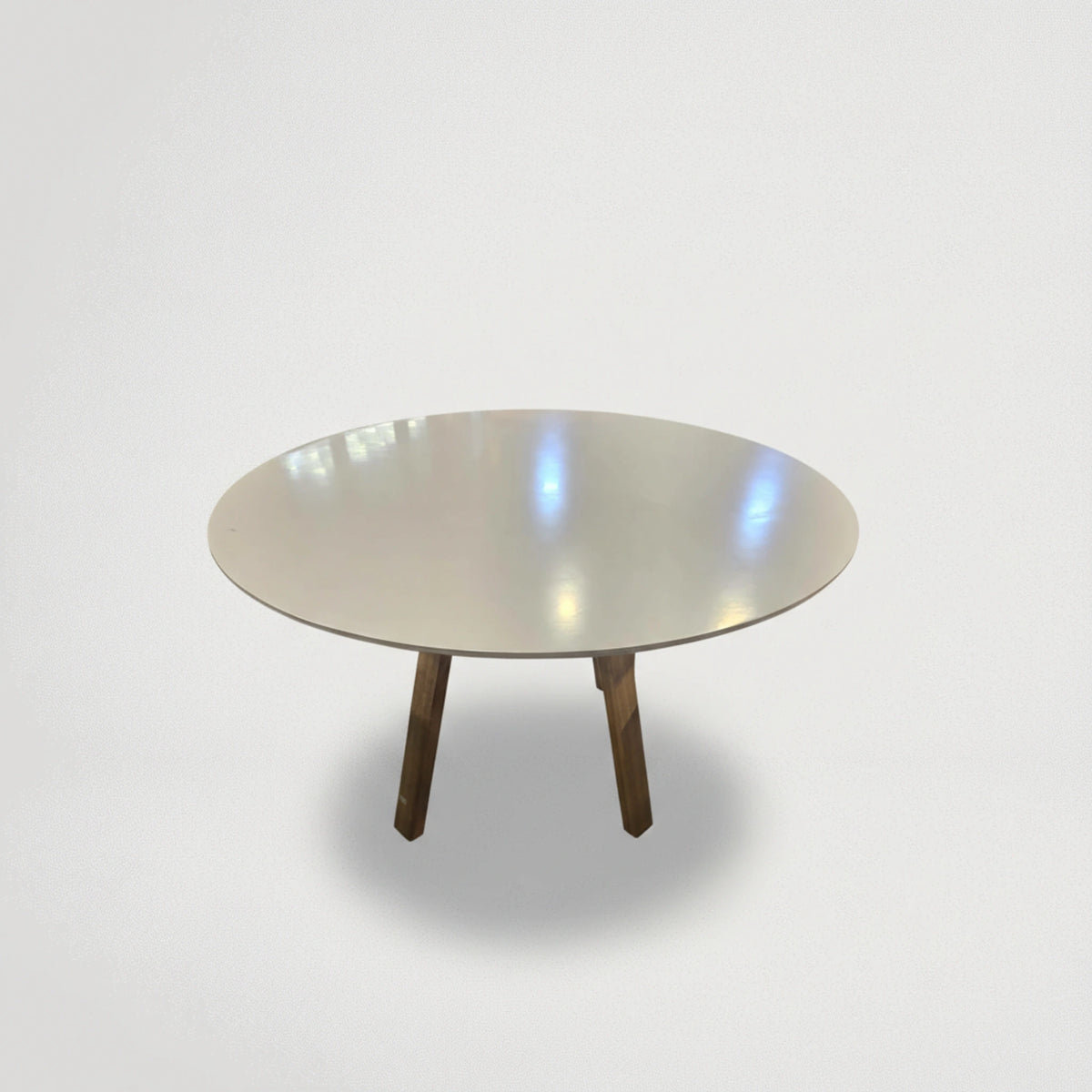 שולחן עגול לבן 120 מתצוגה