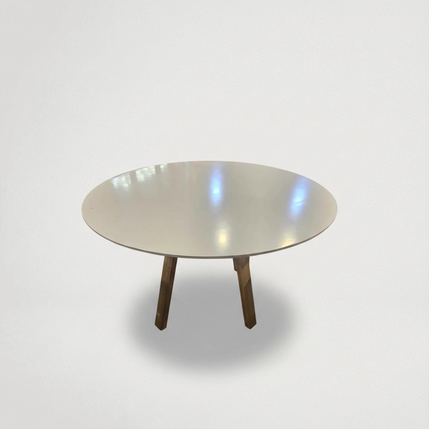 שולחן עגול לבן 120 מתצוגה