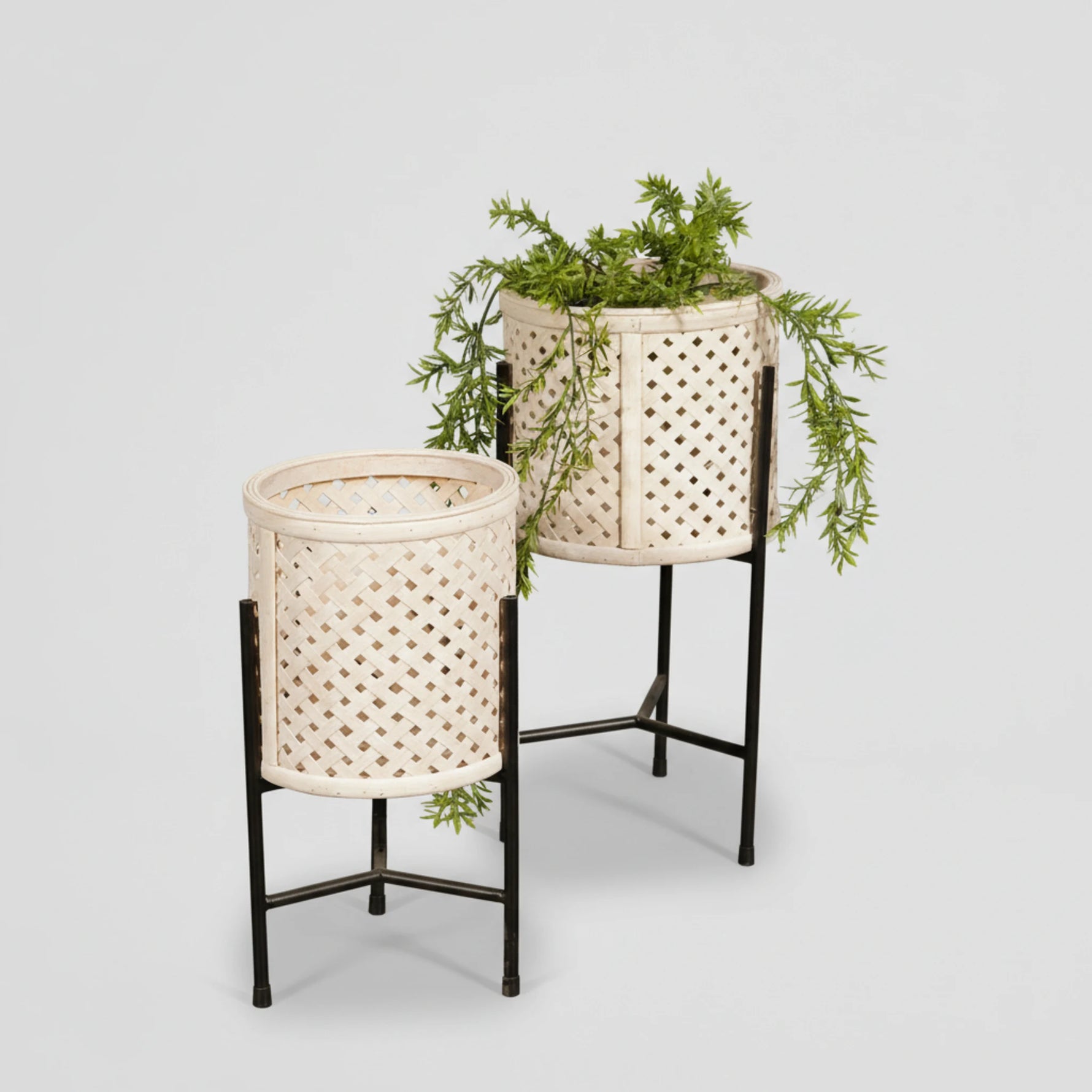 זוג מעמדים לעציצים במבוק רגלי מתכת 77466