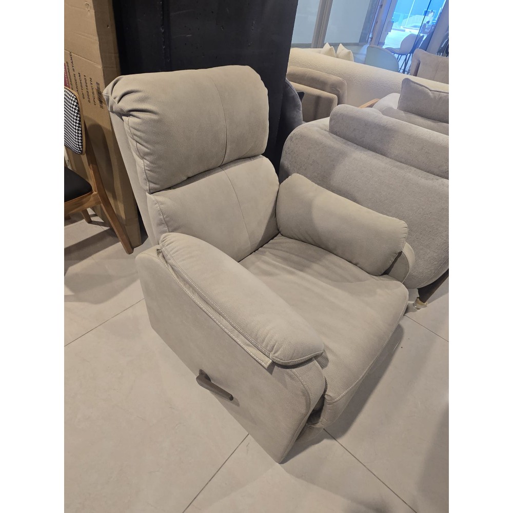 כורסת טלויזיה אפורה מתצוגה