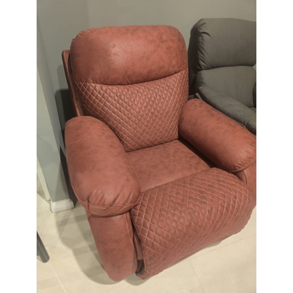 כורסת טלויזיה עם הדום נפתח מתצוגה