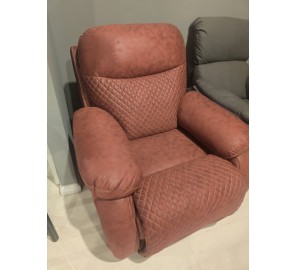 כורסת טלויזיה עם הדום נפתח מתצוגה