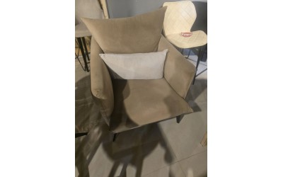 כורסת יחיד גוון חום מתצוגה