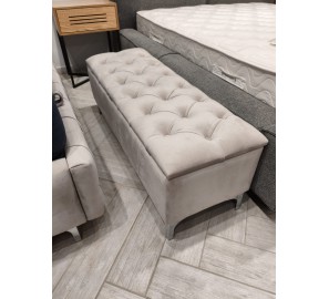 הדום עם ארגז מתצוגה