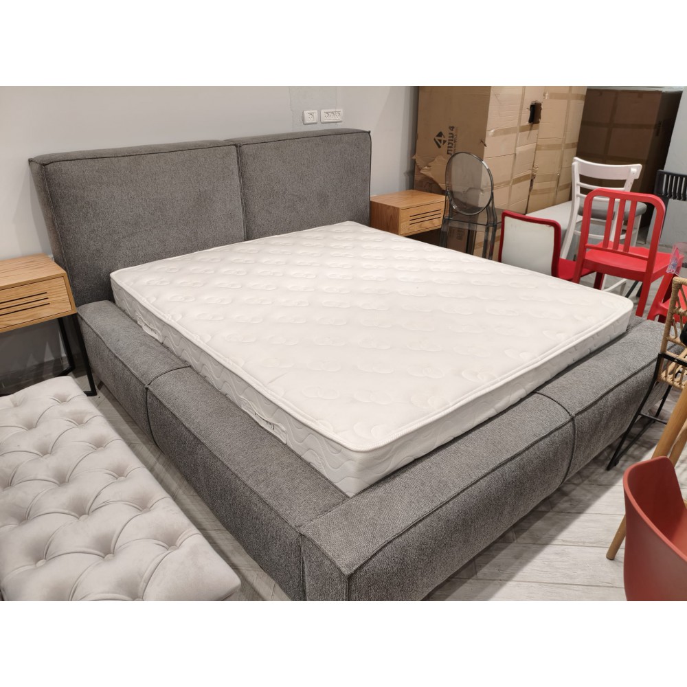 מיטה זוגית מעוצבת מתצוגה