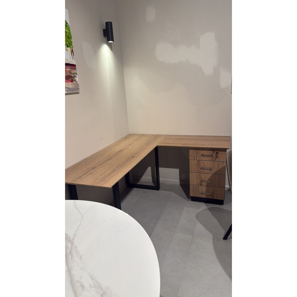 שולחן משרדי מתצוגה