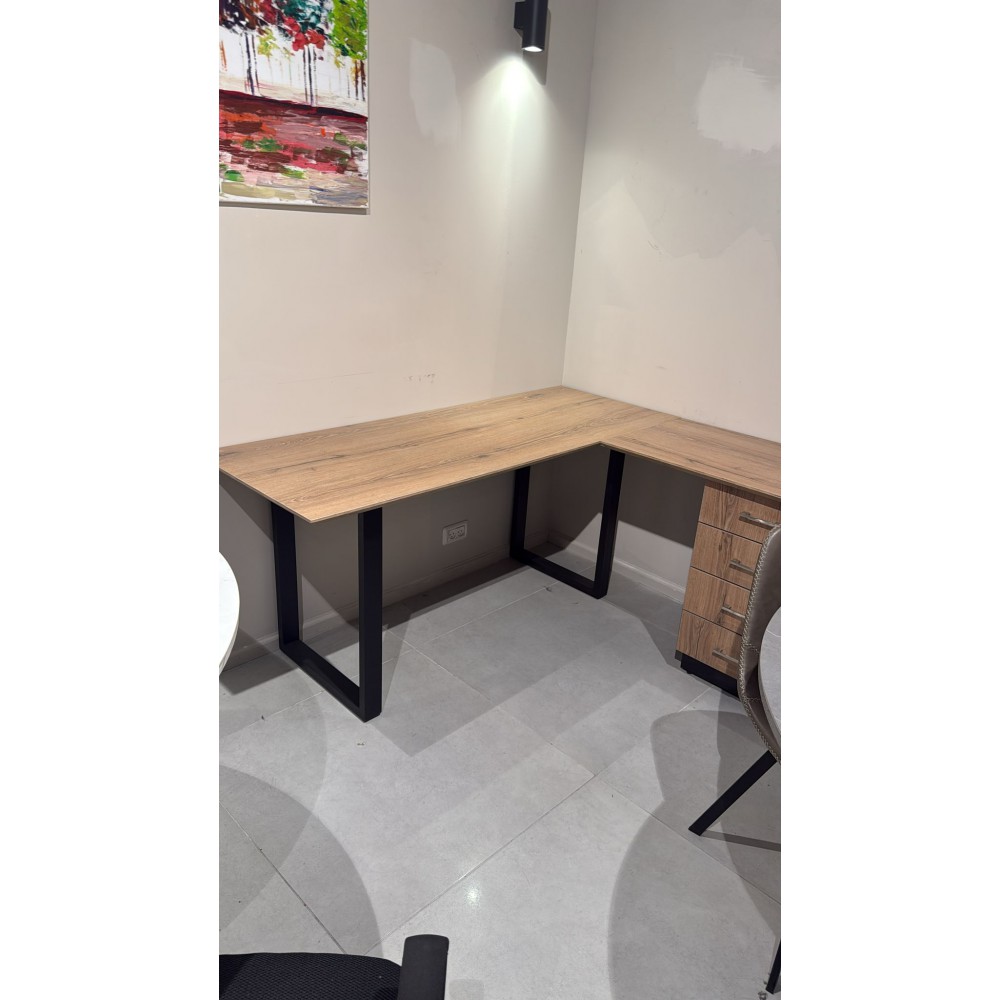 שולחן משרדי מתצוגה